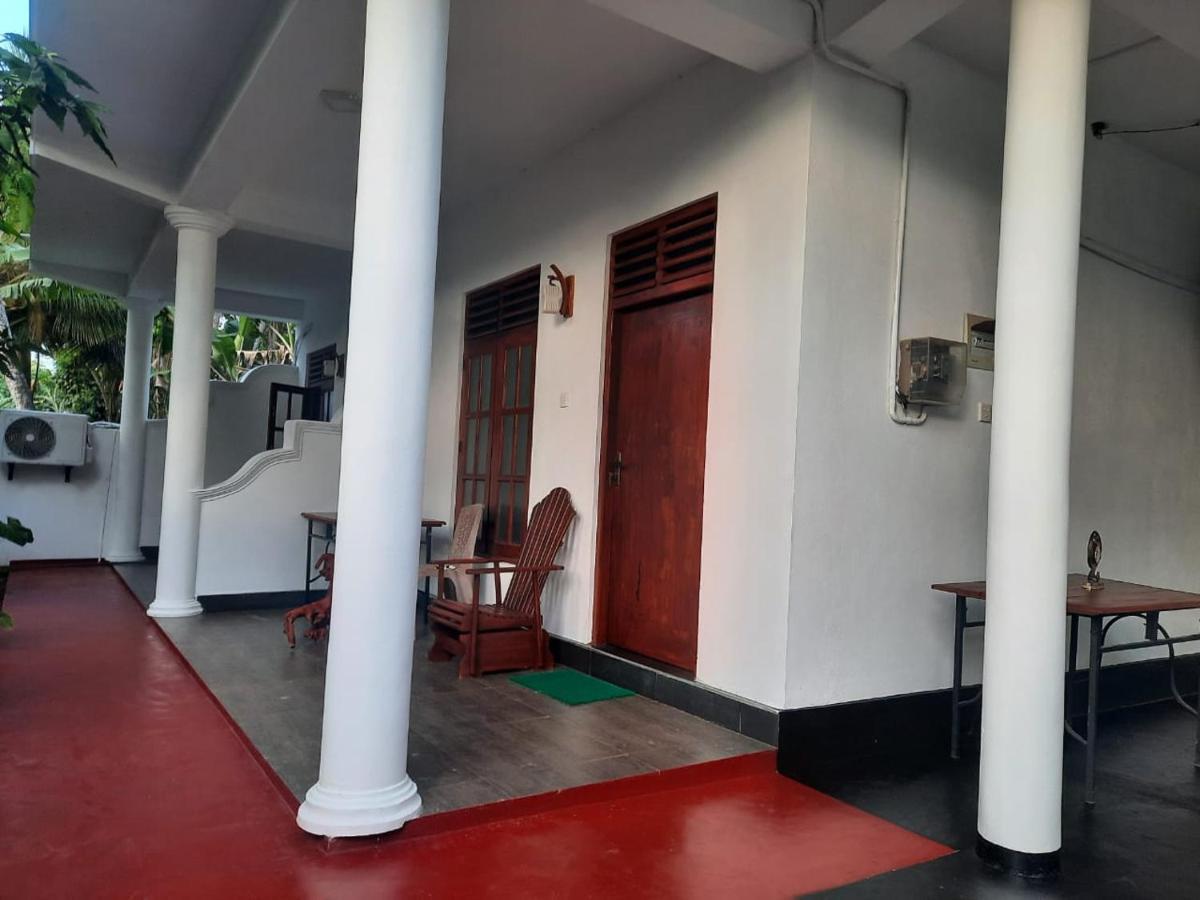 Little Angels Bed & Breakfast Mirissa Bagian luar foto