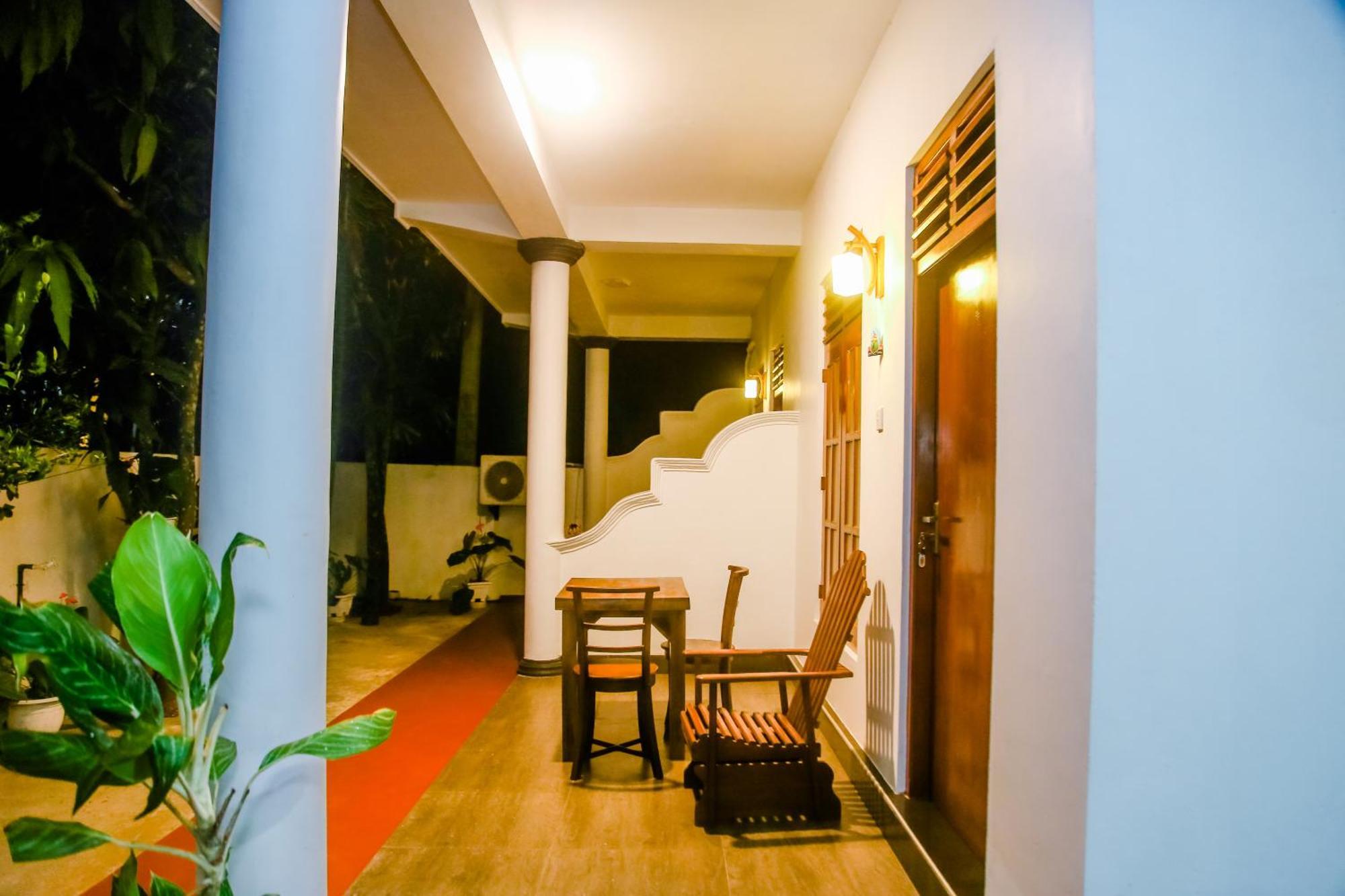 Little Angels Bed & Breakfast Mirissa Bagian luar foto