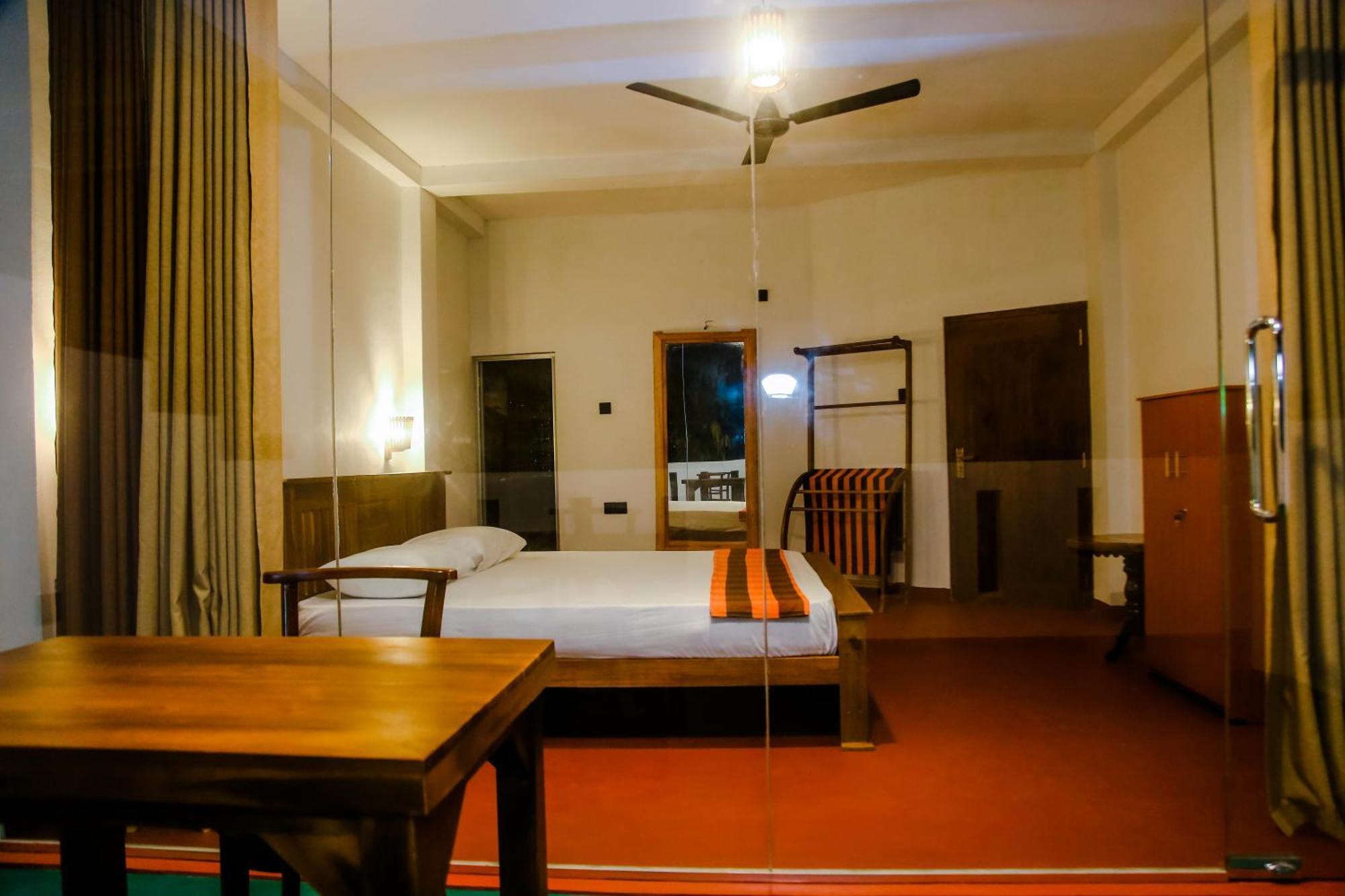 Little Angels Bed & Breakfast Mirissa Bagian luar foto