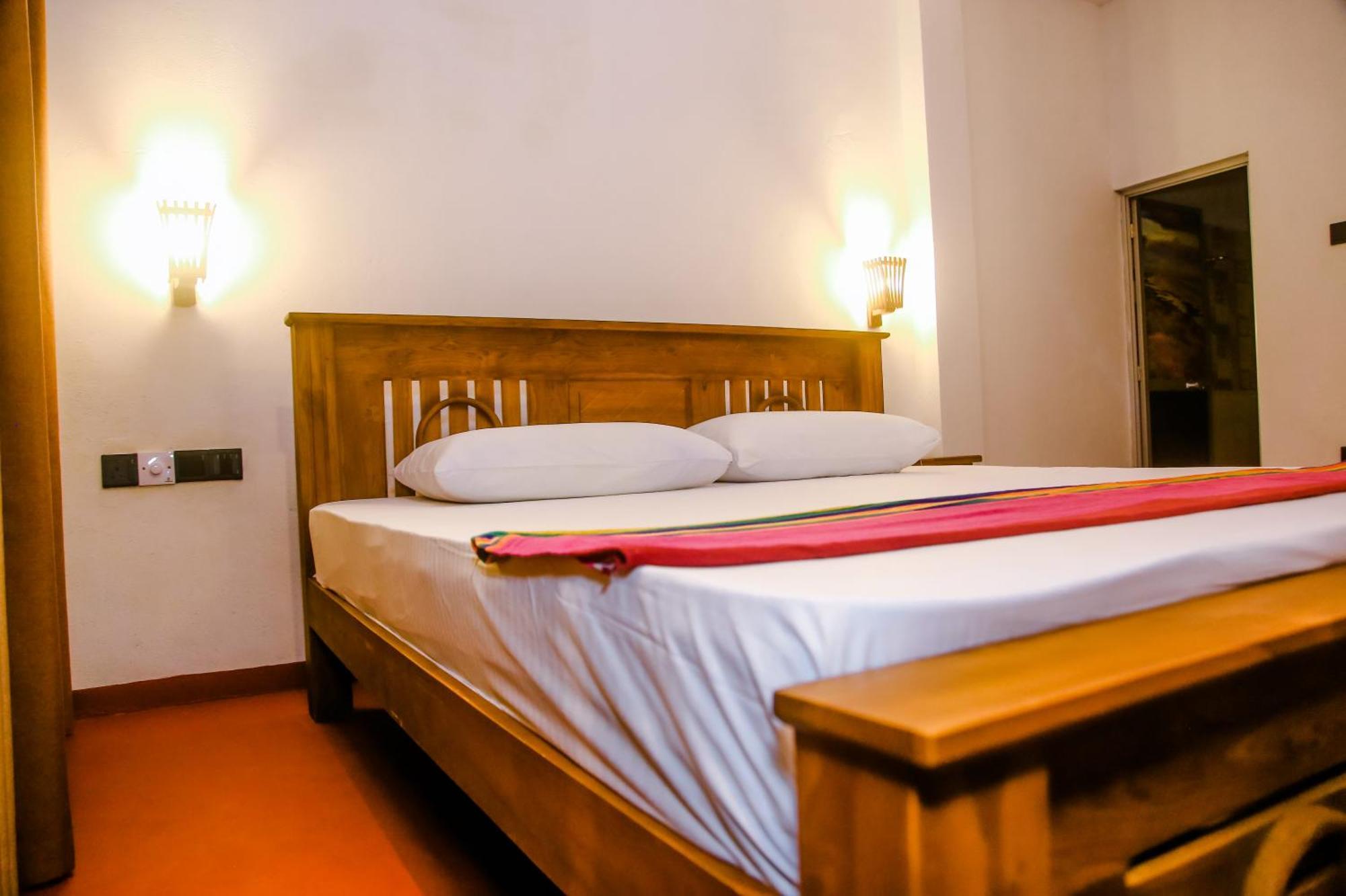 Little Angels Bed & Breakfast Mirissa Bagian luar foto