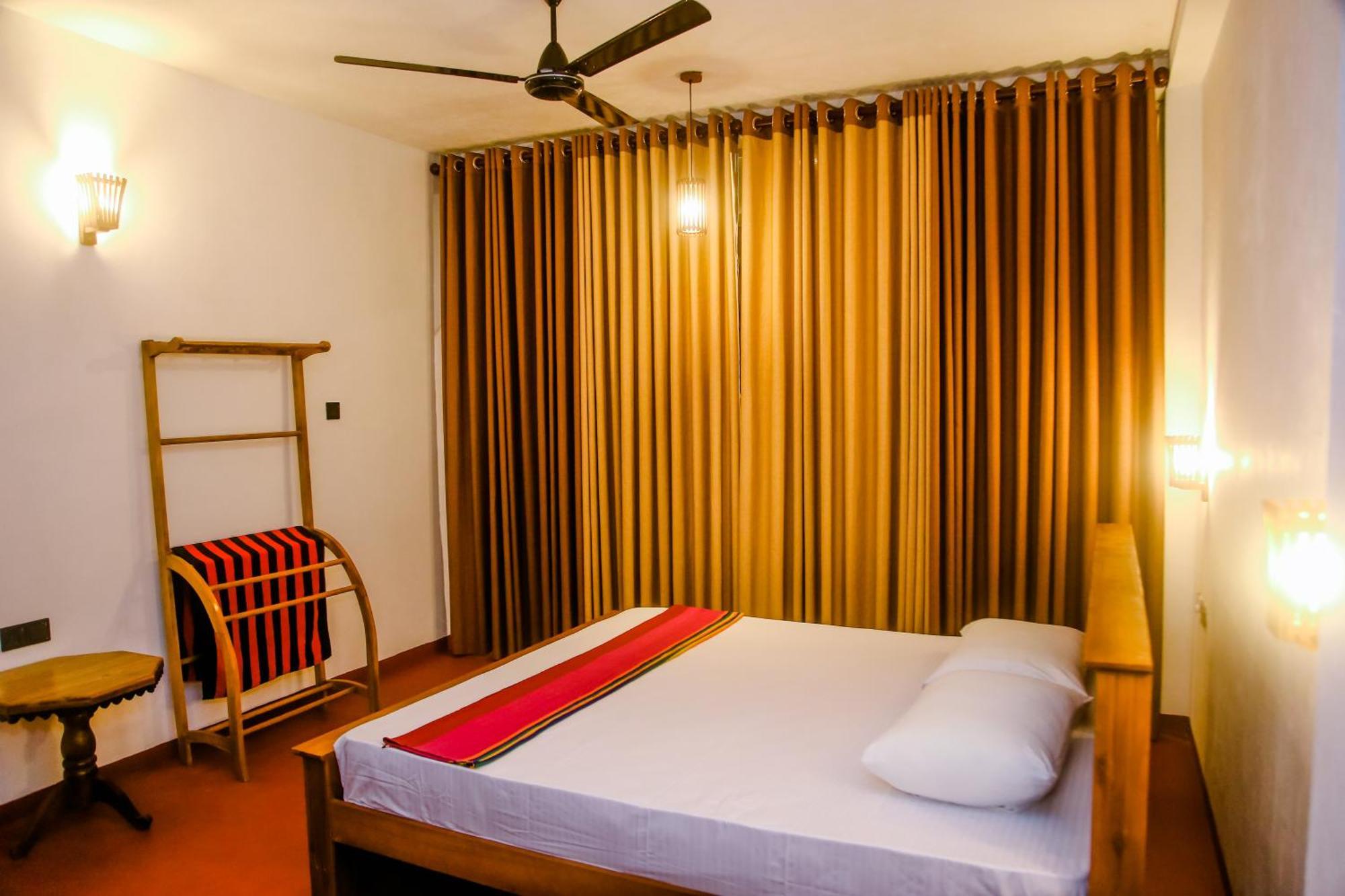Little Angels Bed & Breakfast Mirissa Bagian luar foto