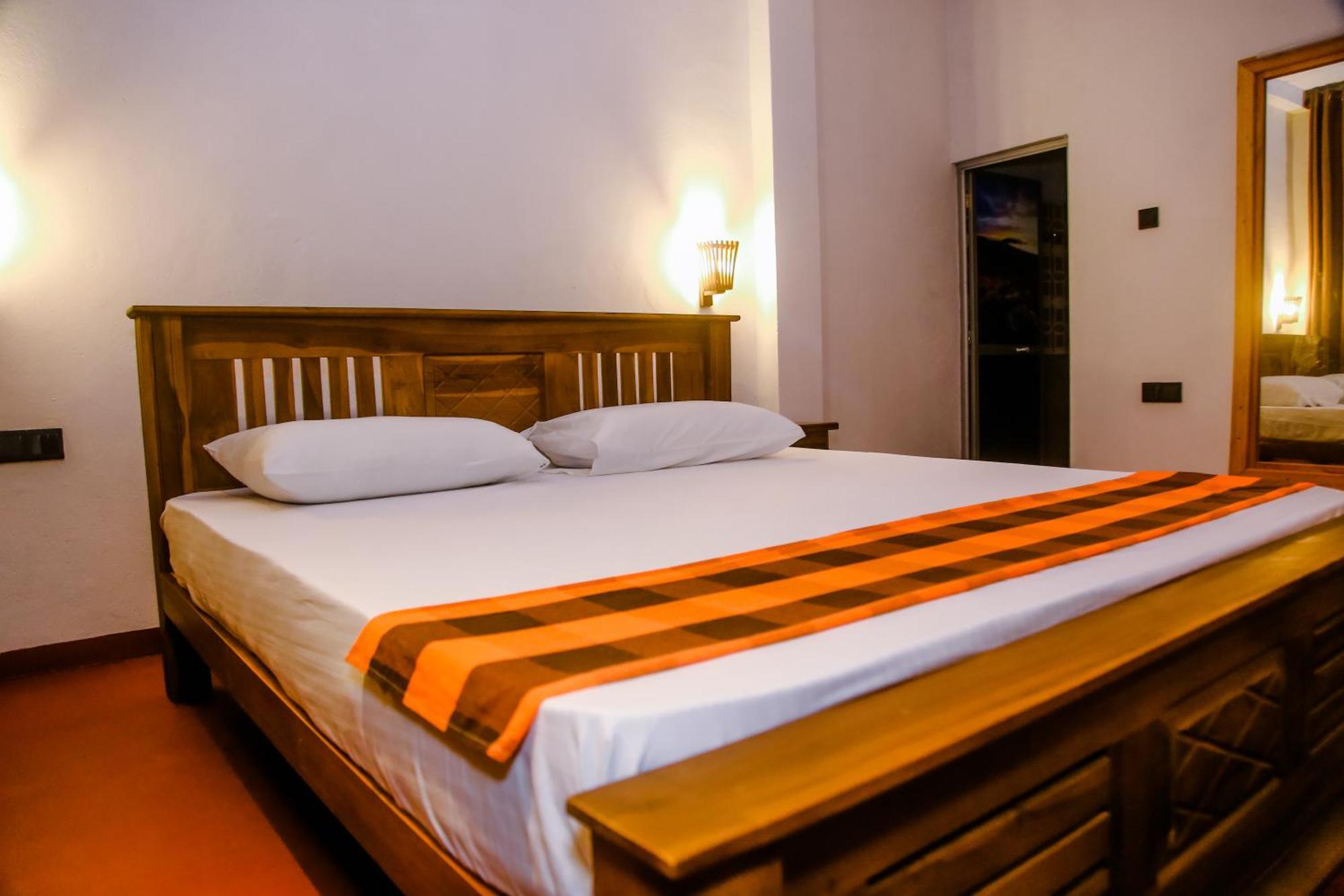 Little Angels Bed & Breakfast Mirissa Bagian luar foto