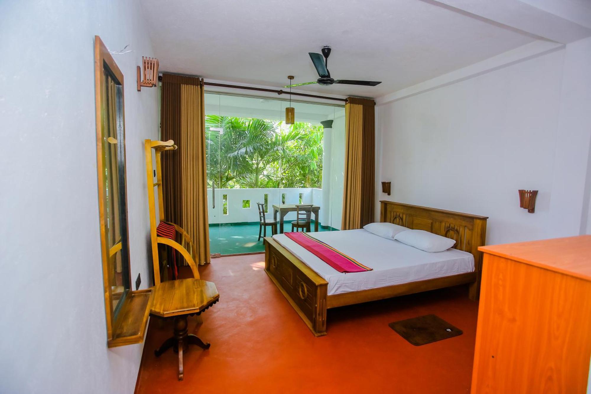 Little Angels Bed & Breakfast Mirissa Bagian luar foto