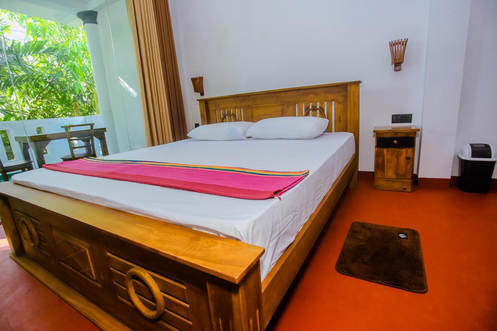 Little Angels Bed & Breakfast Mirissa Bagian luar foto