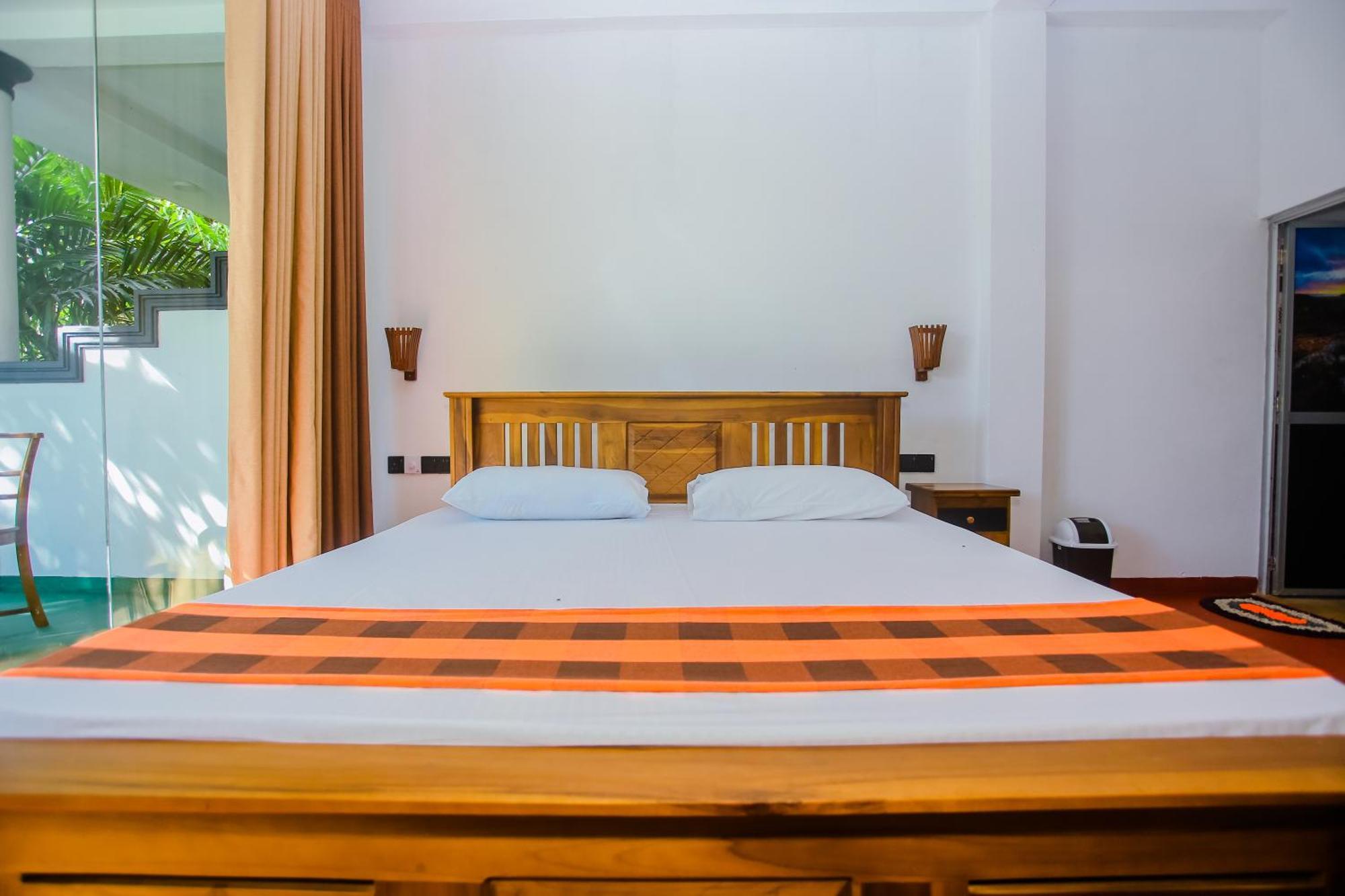 Little Angels Bed & Breakfast Mirissa Bagian luar foto