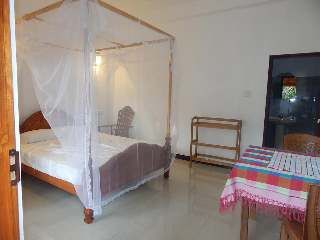 Little Angels Bed & Breakfast Mirissa Ruang foto